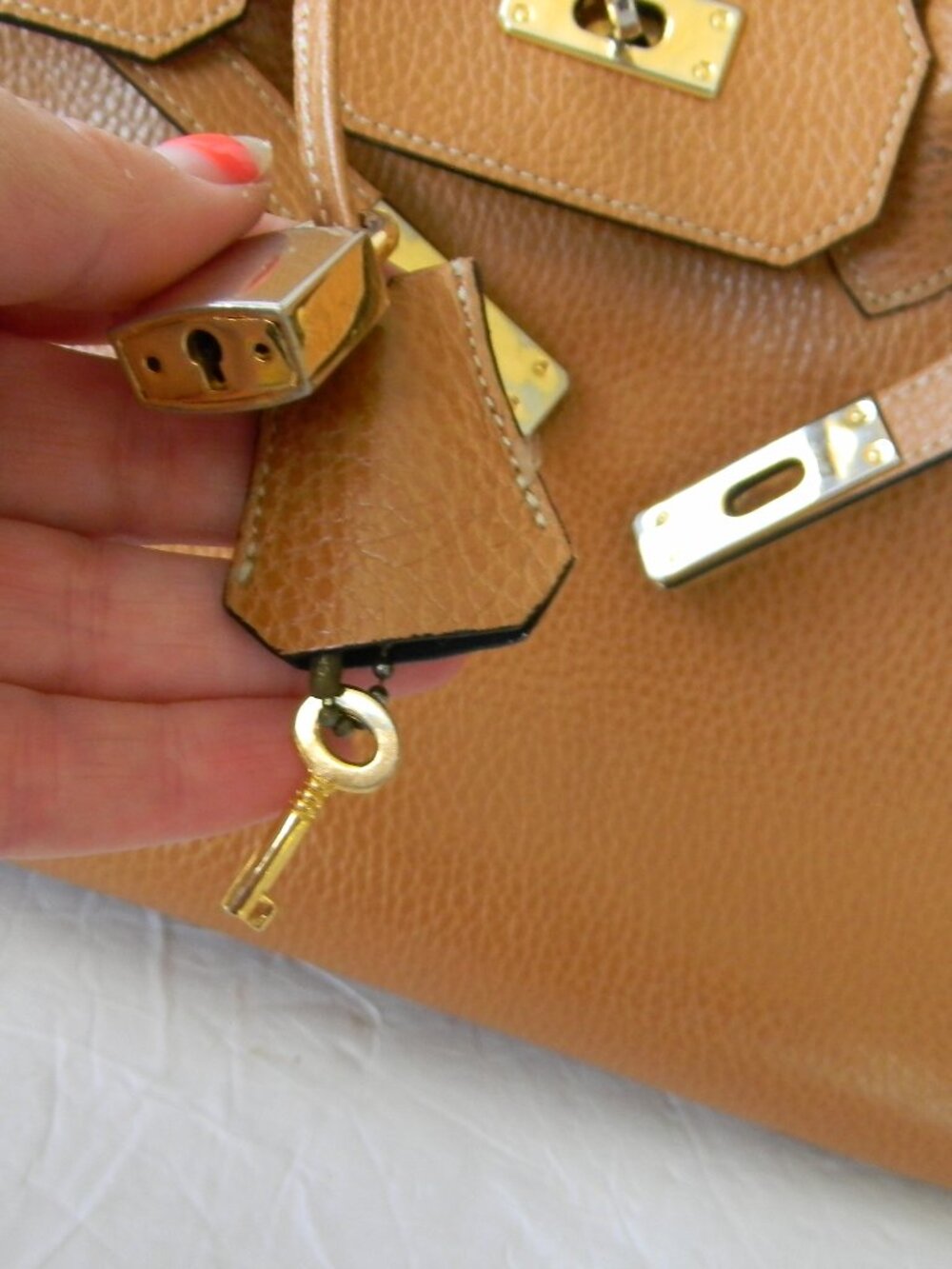 WM'S TAN BROWN PEBBLE LEATHER LOCK/KEY SATCHEL - Picture 4 of 11